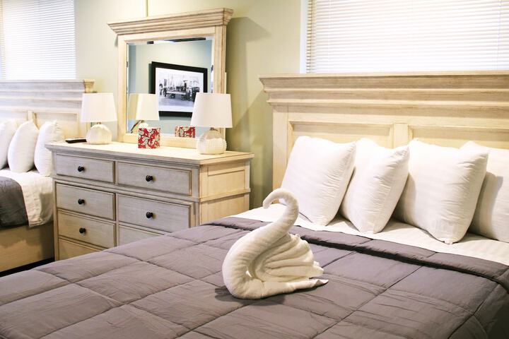 Windowless Economy Double Room Ensuite 301 Houdini Room (3 of 27)