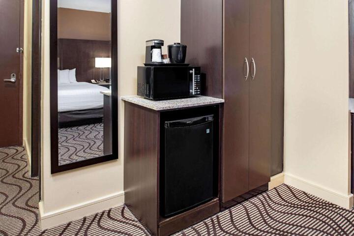1 Queen Bed Mobility Accessible (11 of 21)