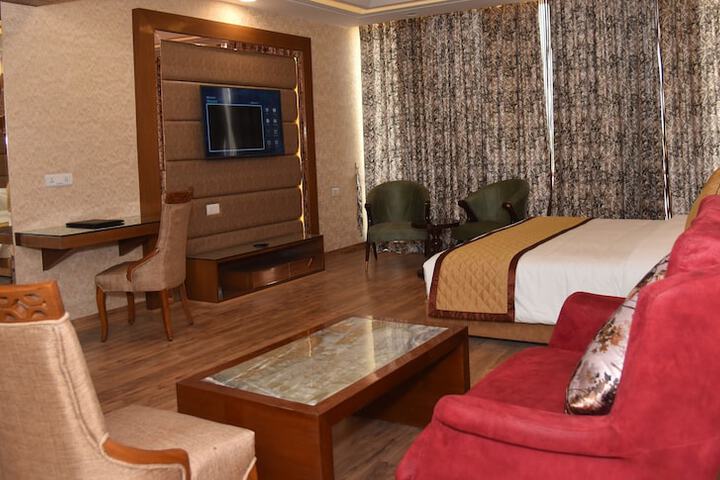 Room 2 of 77