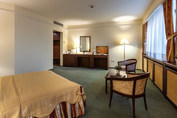 Room 14 of 34