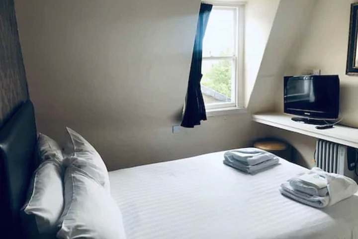 Room 9 of 31