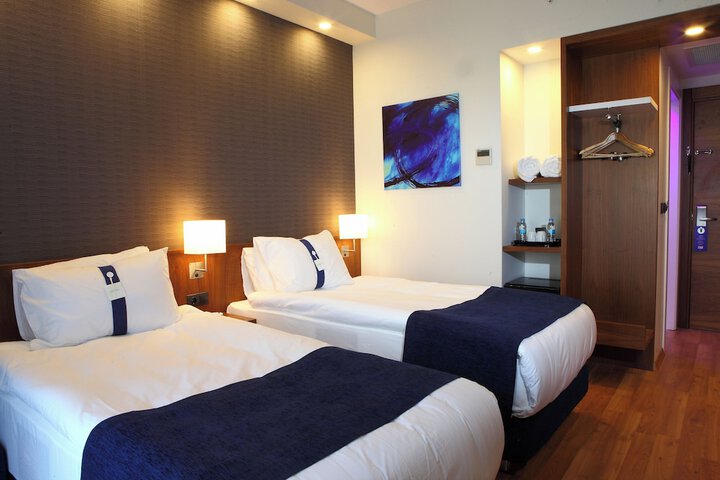 Room 14 of 48