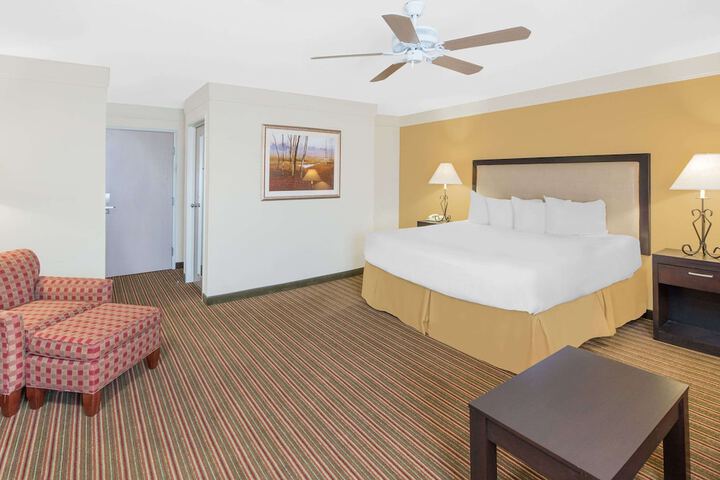 1 King Bed (5 of 6)