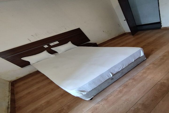 Room 5 of 13