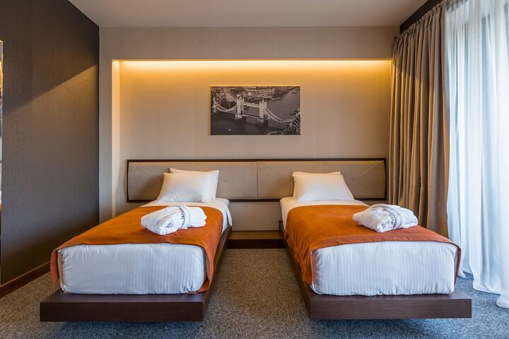 Room 9 of 35