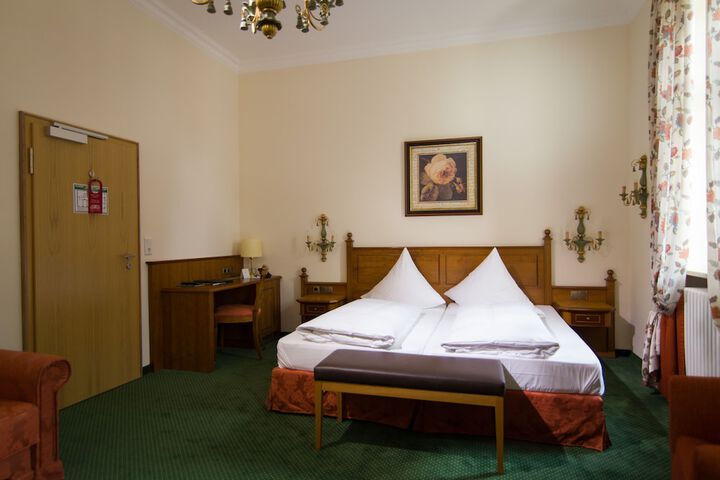 Room 10 of 33