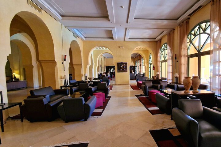 Lounge 24 of 36