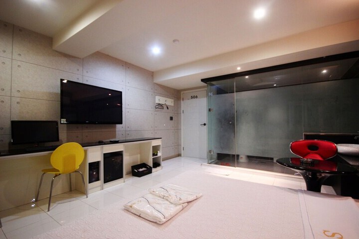 Room 13 of 33