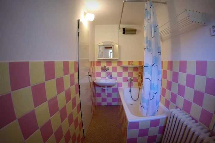 Room 4 of 9