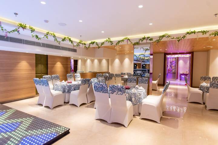 Ballroom/Hall 78 of 105