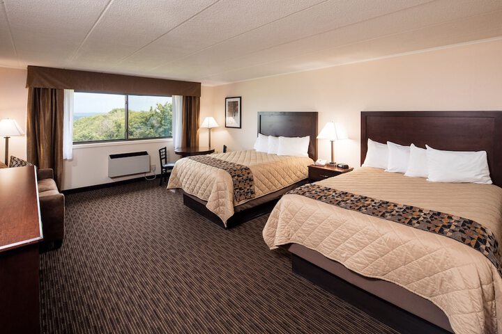 2 Queen Beds (3 of 12)