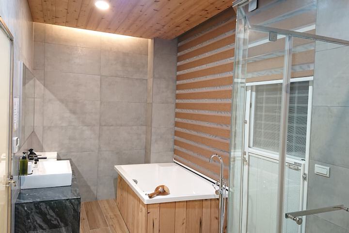 Hot Tub 20 of 25