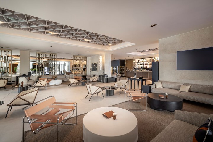 Lounge 102 of 118