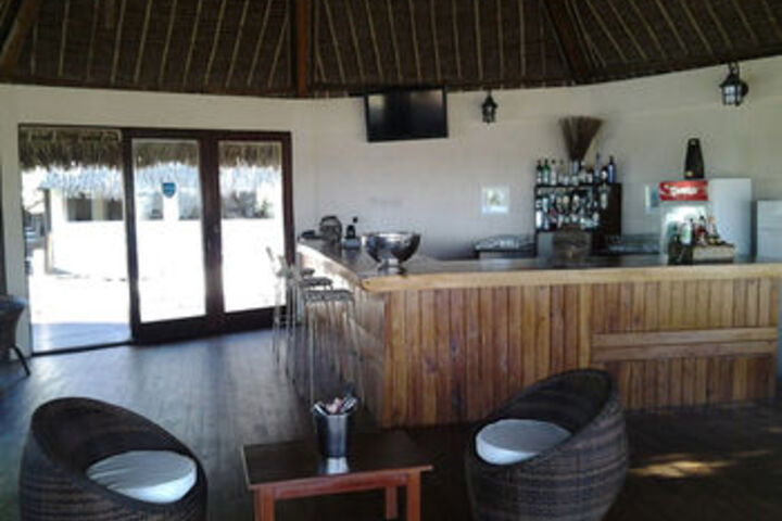 Lounge 8 of 18