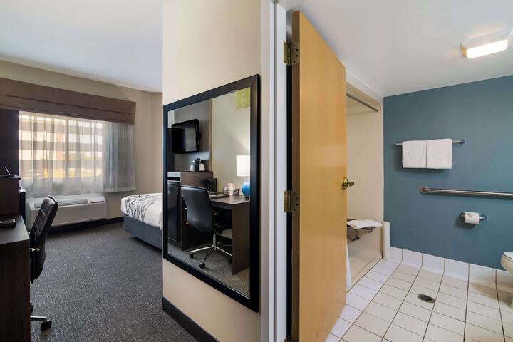 1 Queen Bed (2 of 13)