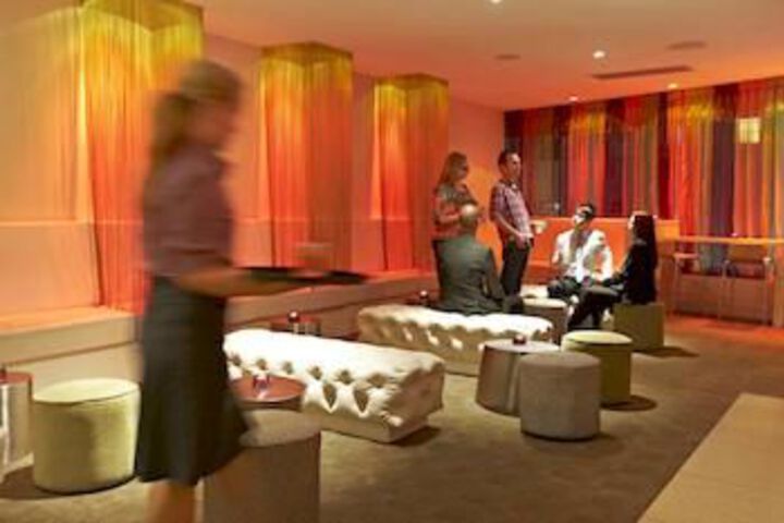 Lounge 21 of 44