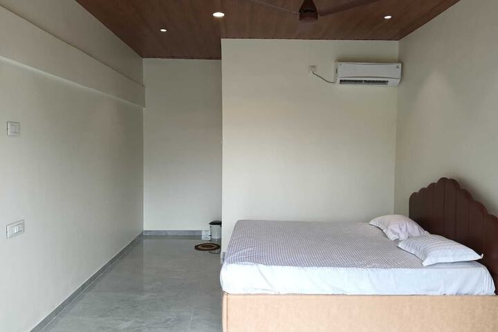 Room 5 of 18