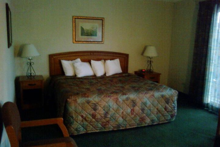 1 King Bed (10 of 15)
