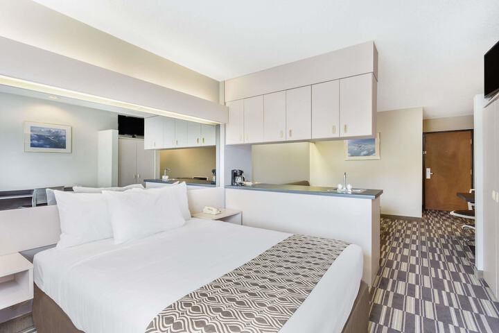 1 Queen Bed (8 of 18)