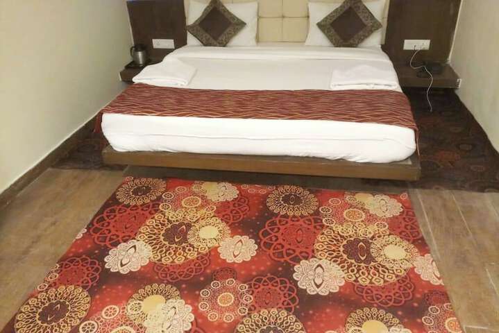 Room 4 of 12