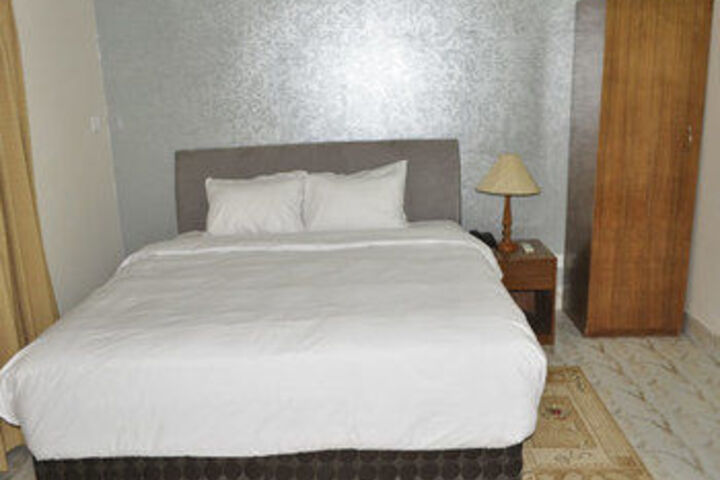 Room 6 of 17