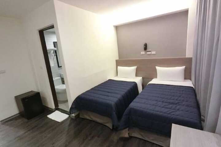 Room 16 of 40