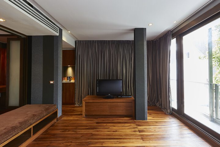 Room 8 of 90