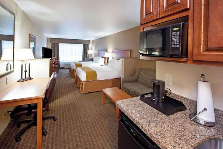 Room 3 of 77