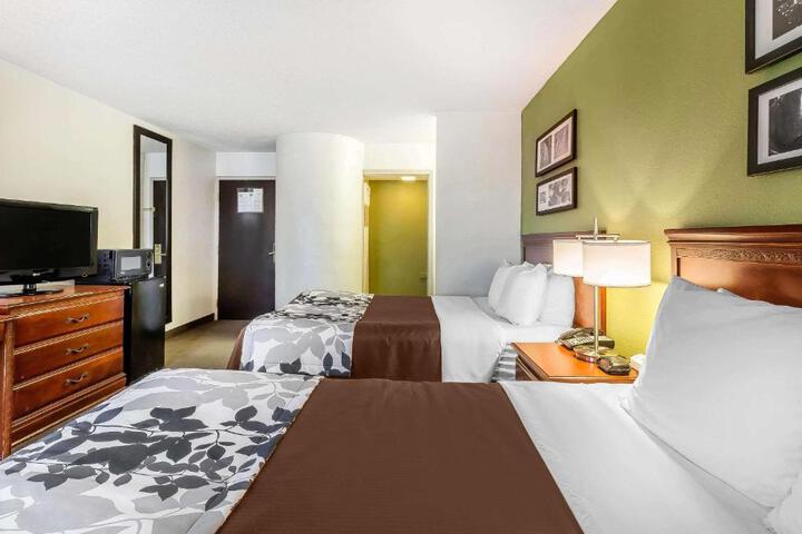 1 Queen Bed Accessible (13 of 13)