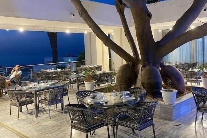 Dining 4 of 7