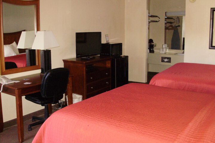 1 Queen Bed (7 of 12)