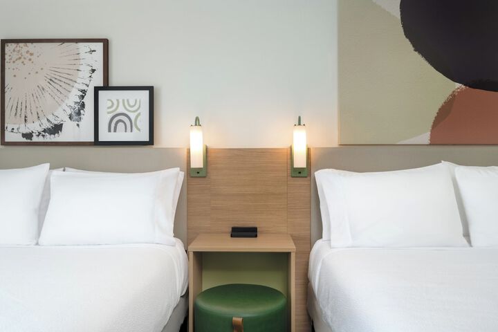 2 Queen Beds (13 of 16)