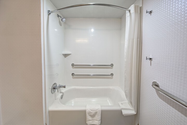 2 Queen Beds Mobility Hearing Accessible Tub (2 of 6)