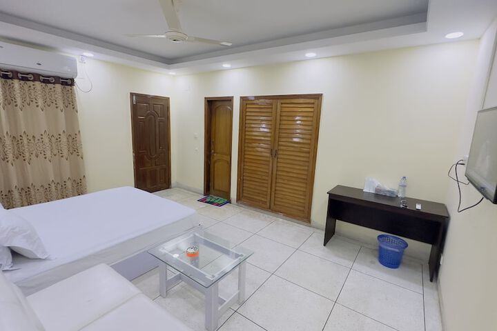 Room 4 of 17