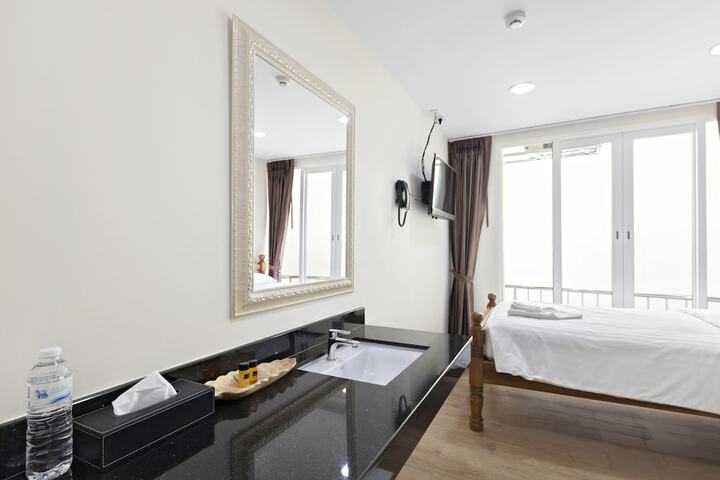 Room 8 of 43