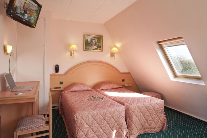 Room 7 of 33