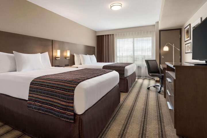 2 Queen Beds (2 of 4)