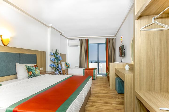 Room 4 of 73
