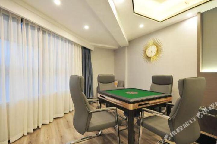Jinlan Hotel (Chengdu Baicao Road Metro Station)