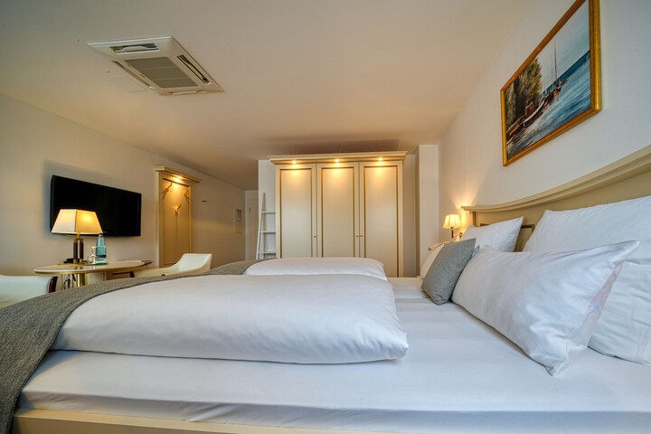 Room 11 of 77