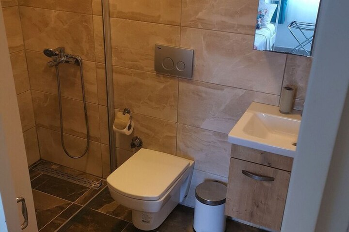Room 8 of 33