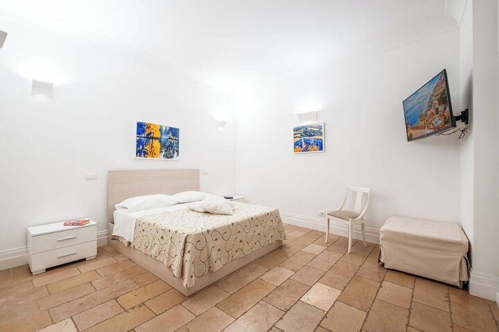 Room 6 of 24