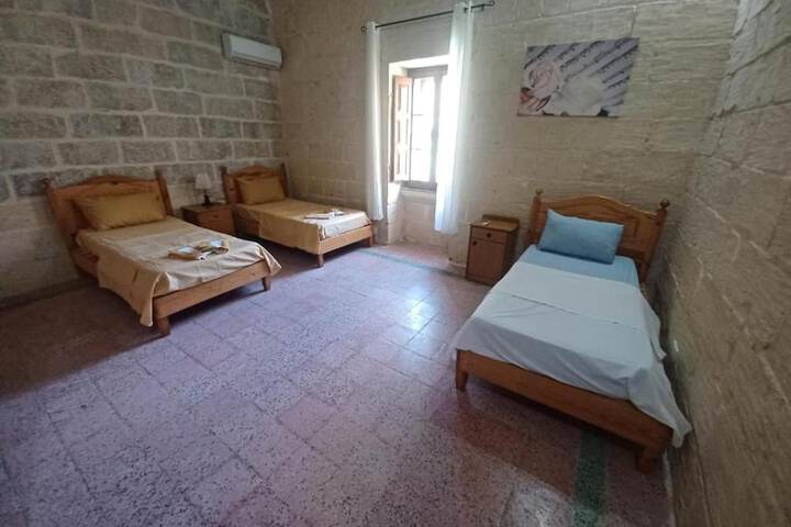 Room 4 of 17