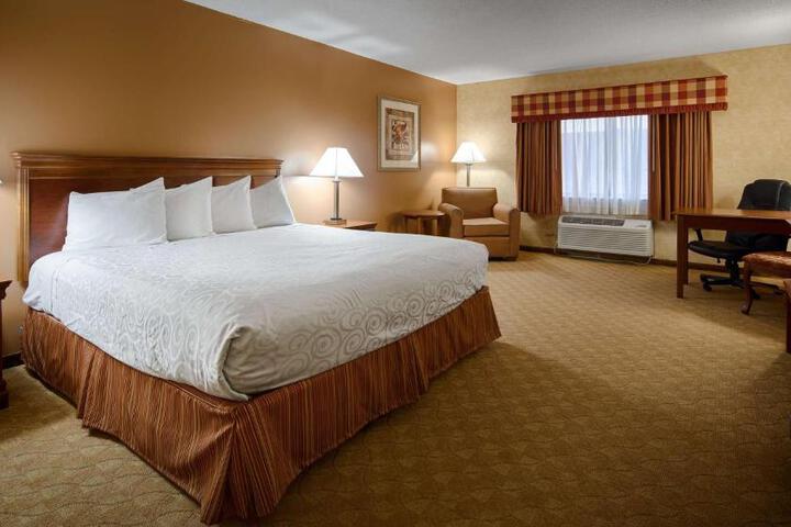 1 King Bed Exterior Building (3 of 8)