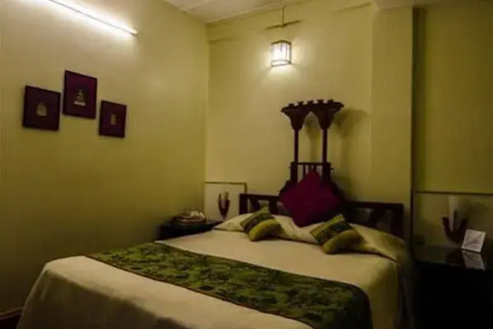 Room 5 of 10