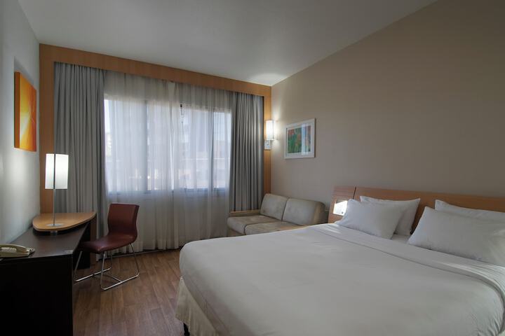 Room 27 of 108