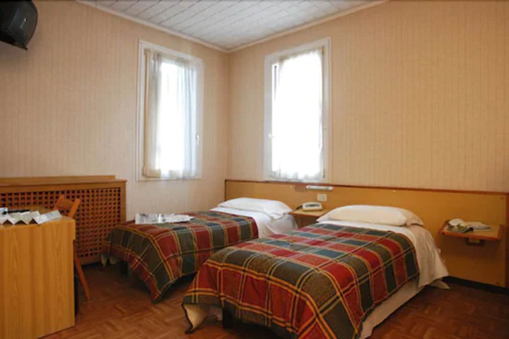 Room 19 of 34