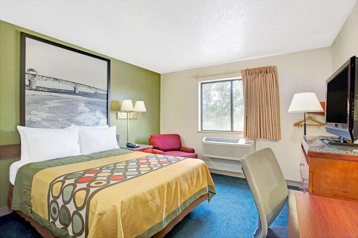 Queen Bed Accessible (7 of 10)