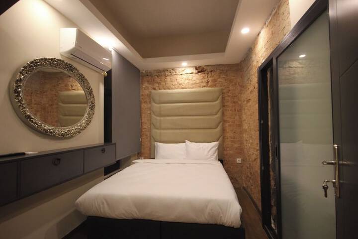 Room 100 of 204