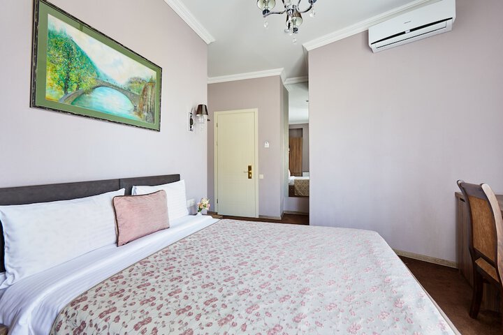 Room 10 of 32